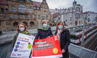 Mit Stadtbahn oder Bus in die Innenstadt: Friederike Langer von MoBiel (v.l.) sowie Charlotte Höpker und Julia Lehmann vom City-Team Bielefeld (v. l.) haben für mehr Park+Ride-Flächen in der Vorweihnachtszeit in Bielefeld gesorgt. - Sarah Jonek Mit Stadtbahn oder Bus in die Innenstadt: Friederike Langer von MoBiel (v.l.) sowie Charlotte Höpker und Julia Lehmann vom City-Team Bielefeld (v. l.) haben für mehr Park+Ride-Flächen in der Vorweihnachtszeit in Bielefeld gesorgt. - Sarah Jonek