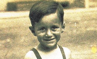 Unter den Verschleppten am 31. März 1942 war auch dieser kleine Junge aus Bielefeld. - Sammlung Brigitte Decker Unter den Verschleppten am 31. März 1942 war auch dieser kleine Junge aus Bielefeld. - Sammlung Brigitte Decker