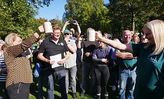 Bei strahlendem Sonnenschein waren Spiel und Spaß im Arminiuspark angesagt. Das Bierkrug-Stemmen - wie hier zu sehen - stellte die Teilnehmer vor einige Herausforderungen. - Klaus Karenfeld Bei strahlendem Sonnenschein waren Spiel und Spaß im Arminiuspark angesagt. Das Bierkrug-Stemmen - wie hier zu sehen - stellte die Teilnehmer vor einige Herausforderungen. - Klaus Karenfeld