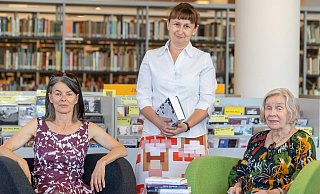 Sie freuen sich auf die 28. Literaturtage Bielefeld: Organisatorin Angelika Teller, Iulia Capros als Leiterin der Stadtbibliothek und Jutta Berges vom Förderverein Stadtbibliothek. - Oliver Krato Sie freuen sich auf die 28. Literaturtage Bielefeld: Organisatorin Angelika Teller, Iulia Capros als Leiterin der Stadtbibliothek und Jutta Berges vom Förderverein Stadtbibliothek. - Oliver Krato