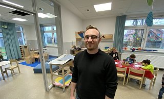 Der Anbau für die neue fünfte Gruppe der Kita Dehme ist fertig und bereits bezogen. Artur Atschkassow freut sich besonders über die gläserne Verbindung zwischen den einzelnen Räumen - so haben die Erzieher auch immer einen Blick ins Spielzimmer. - Nicole Sielermann Der Anbau für die neue fünfte Gruppe der Kita Dehme ist fertig und bereits bezogen. Artur Atschkassow freut sich besonders über die gläserne Verbindung zwischen den einzelnen Räumen - so haben die Erzieher auch immer einen Blick ins Spielzimmer. - Nicole Sielermann