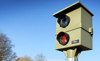Der junge Motorradfahrer bremste direkt vor dem Blitzer stark - zu stark. - BARBARA FRANKE Der junge Motorradfahrer bremste direkt vor dem Blitzer stark - zu stark. - BARBARA FRANKE