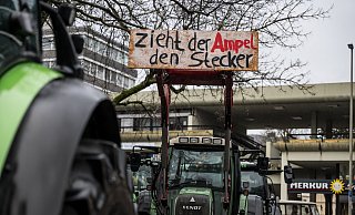 "Zieht der Ampel den Stecker": Der Unmut der Landwirtinnen und Landwirte auch im Kreis Paderborn richtet sich gegen die Politik der Ampel-Regierung. - Symbolbild/dpa "Zieht der Ampel den Stecker": Der Unmut der Landwirtinnen und Landwirte auch im Kreis Paderborn richtet sich gegen die Politik der Ampel-Regierung. - Symbolbild/dpa