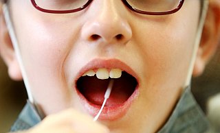 Gilt der Sitznachbar ums Eck als direkte Kontaktperson und muss in Quarantäne? Der Mitarbeiter im Gesundheitsamt weiß es nicht. - Roland Weihrauch Gilt der Sitznachbar ums Eck als direkte Kontaktperson und muss in Quarantäne? Der Mitarbeiter im Gesundheitsamt weiß es nicht. - Roland Weihrauch