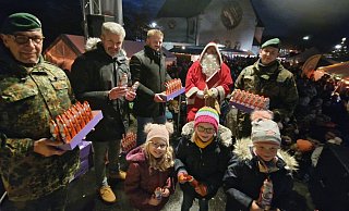 Romy (v. l.), Svea und Lea halten schon die süße Gabe von Nikolaus Marco Strunk in Händen. Kompaniefeldwebel Uwe Simolka (v. l.), Bürgermeister Dirk Becker, Kamil Gorny und Fabian Herkenrath verteilen dann die nächsten Schokonikoläuse. - Knut Dinter Romy (v. l.), Svea und Lea halten schon die süße Gabe von Nikolaus Marco Strunk in Händen. Kompaniefeldwebel Uwe Simolka (v. l.), Bürgermeister Dirk Becker, Kamil Gorny und Fabian Herkenrath verteilen dann die nächsten Schokonikoläuse. - Knut Dinter