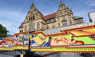 Vorm Rathaus ist der Autoscooter schon gut erkennbar. - Barbara Franke Vorm Rathaus ist der Autoscooter schon gut erkennbar. - Barbara Franke