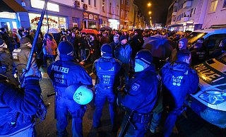 Die Polizei stoppte die „Spaziergänger" wie hier vor dem Kesselbrink und war mit einem Großaufgebot im Einsatz. - Foto: Andreas Zobe/NW Die Polizei stoppte die „Spaziergänger" wie hier vor dem Kesselbrink und war mit einem Großaufgebot im Einsatz. - Foto: Andreas Zobe/NW