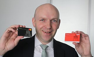 Sparkassen-Vorstand Matthias Paschke zeigt die beiden neuen Kundenkarten mit dem Kaiser-Wilhelm-Denkmal. - Ulf Hanke Sparkassen-Vorstand Matthias Paschke zeigt die beiden neuen Kundenkarten mit dem Kaiser-Wilhelm-Denkmal. - Ulf Hanke