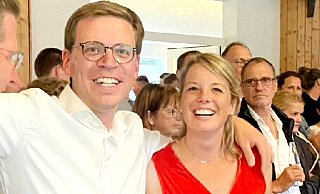 Der neue Hembser Schützenkönig Daniel Frsichmeier (l.) und seine Schützenkönigin Carolin Pöppe. - Tobias Leßmann Der neue Hembser Schützenkönig Daniel Frsichmeier (l.) und seine Schützenkönigin Carolin Pöppe. - Tobias Leßmann