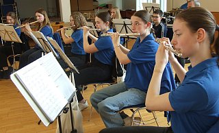 Die Querflötistinnen bilden das Rückgrat des Jugendorchesters und sind höchst konzentriert bei der Sache. - Karsten Schulz Die Querflötistinnen bilden das Rückgrat des Jugendorchesters und sind höchst konzentriert bei der Sache. - Karsten Schulz