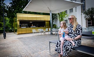 Die Außengastro an der Rudolf-Oetker-Halle hat eröffnet. Cristiane und ihre Tochter gehören zu den ersten Gästen. - Sarah Jonek Fotografie Die Außengastro an der Rudolf-Oetker-Halle hat eröffnet. Cristiane und ihre Tochter gehören zu den ersten Gästen. - Sarah Jonek Fotografie