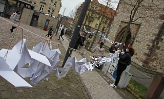 Aktion der Warburger Schulen: "Friedenstauben" hingen im vergangenen Jahr an langen Ketten auf dem Neustadt-Markt zwsichen den Bäumen. - Dieter Scholz Aktion der Warburger Schulen: "Friedenstauben" hingen im vergangenen Jahr an langen Ketten auf dem Neustadt-Markt zwsichen den Bäumen. - Dieter Scholz