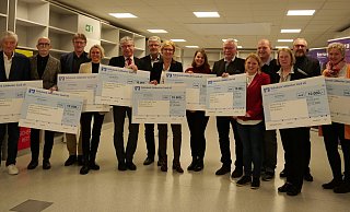 Die symbolischen Schecks über 10.000 Euro überreichten Svenja Wortmann (5. v. r.) und Sven Wortmann (4.v.r.) an Hermann Gärtner (Andreas Gärtner-Stiftung, v.l.), Klaus-Peter Mellwig (HDZ), Thomas Bouza Behm, Nicole Brinkmann (beide Kinderschutzbund), Hansjürgen Piechota (JWK), Jürgen Obernolte, Bärbel Kloss (Tafel), Madline Ponte (Radio Westfalica), Georg Droste (Lebenshilfe), Ingrid Liebs (Weißer Ring) sowie Udo Werner und Urte Abbate (Krankenhaus Lübbecke). - Kirsten Tirre Die symbolischen Schecks über 10.000 Euro überreichten Svenja Wortmann (5. v. r.) und Sven Wortmann (4.v.r.) an Hermann Gärtner (Andreas Gärtner-Stiftung, v.l.), Klaus-Peter Mellwig (HDZ), Thomas Bouza Behm, Nicole Brinkmann (beide Kinderschutzbund), Hansjürgen Piechota (JWK), Jürgen Obernolte, Bärbel Kloss (Tafel), Madline Ponte (Radio Westfalica), Georg Droste (Lebenshilfe), Ingrid Liebs (Weißer Ring) sowie Udo Werner und Urte Abbate (Krankenhaus Lübbecke). - Kirsten Tirre