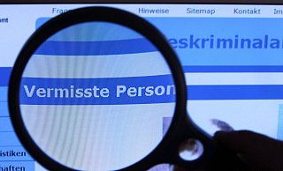 Die Polizei bittet bei einer Vermisstensuche um die Hilfe der Bevölkerung. - Verwendung weltweit Die Polizei bittet bei einer Vermisstensuche um die Hilfe der Bevölkerung. - Verwendung weltweit