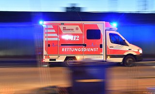 Der 20-jährige Autofahrer aus Herzebrock-Clarholz im Kreis Gütersloh wird bei dem Zusammenstoß mit einem Baum verletzt. Die Polizei Gütersloh sucht Zeugen: Tel. 0 52 41 86 90. - Symbolfoto/dpa Der 20-jährige Autofahrer aus Herzebrock-Clarholz im Kreis Gütersloh wird bei dem Zusammenstoß mit einem Baum verletzt. Die Polizei Gütersloh sucht Zeugen: Tel. 0 52 41 86 90. - Symbolfoto/dpa