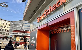 Nach dem Großbrand im Jahnplatz-Tunnel ist das schwer betroffene Sportgeschäft weiterhin geschlossen. - Jens Reichenbach Nach dem Großbrand im Jahnplatz-Tunnel ist das schwer betroffene Sportgeschäft weiterhin geschlossen. - Jens Reichenbach