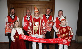 Prinz Werner Kleinschnittger (vorne, Mitte) mit dem Kinderprinzenpaar Emma Risse und Benjamin von Rüden sowie der 2. Vorsitzende Mathias Stork (hnten v. l.), der Vorsitzende Frank Reutter und Kassierer Mathias Mause freuen sich auf die tollen Tage. - Johannes Büttner Prinz Werner Kleinschnittger (vorne, Mitte) mit dem Kinderprinzenpaar Emma Risse und Benjamin von Rüden sowie der 2. Vorsitzende Mathias Stork (hnten v. l.), der Vorsitzende Frank Reutter und Kassierer Mathias Mause freuen sich auf die tollen Tage. - Johannes Büttner