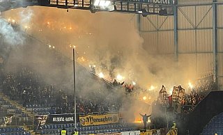 Die Gästefans zündeten Pyrotechnik in ihrem Block. - NW Die Gästefans zündeten Pyrotechnik in ihrem Block. - NW