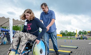 Samantha Günter versucht sich im Rollstuhl-Parcours. - Jona Tamara Steffmann Samantha Günter versucht sich im Rollstuhl-Parcours. - Jona Tamara Steffmann