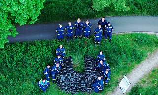 Die Bünder THW-Ortsgruppe muss auch regelmäßig das Verstärken von Deichen üben. Dabei ist es unerheblich, ob es ein Deich an der Else oder an der Nordsee ist. Beide Szenarien sind für die THWler möglich. - Gerald Dunkel Die Bünder THW-Ortsgruppe muss auch regelmäßig das Verstärken von Deichen üben. Dabei ist es unerheblich, ob es ein Deich an der Else oder an der Nordsee ist. Beide Szenarien sind für die THWler möglich. - Gerald Dunkel