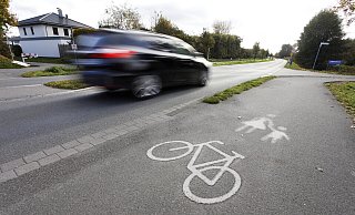 Es gibt eine Mittelinsel als Querungshilfe auf dem Westring, warnende Piktogramme und einen Stummel Radweg, der nach rechts in den Westfalenweg einbiegt. Doch der endet zu früh und müsste um fast 30 Meter verlängert werden, damit Radfahrer nicht immer verkehrswidrig auf der falschen Straßenseite des Westfalenwegs unterwegs sind. Die Stadt will sich jetzt bemühen, die dafür erforderlichen Flächen anzukaufen. - Roland Thöring Es gibt eine Mittelinsel als Querungshilfe auf dem Westring, warnende Piktogramme und einen Stummel Radweg, der nach rechts in den Westfalenweg einbiegt. Doch der endet zu früh und müsste um fast 30 Meter verlängert werden, damit Radfahrer nicht immer verkehrswidrig auf der falschen Straßenseite des Westfalenwegs unterwegs sind. Die Stadt will sich jetzt bemühen, die dafür erforderlichen Flächen anzukaufen. - Roland Thöring
