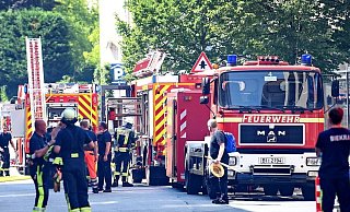 Die Feuerwehr erreichte das Ein-Familienhaus sehr schnell. Doch die Brand breitete sich enorm schnell aus. Symbolfoto: Barbara Franke - Barbara Franke Die Feuerwehr erreichte das Ein-Familienhaus sehr schnell. Doch die Brand breitete sich enorm schnell aus. Symbolfoto: Barbara Franke - Barbara Franke