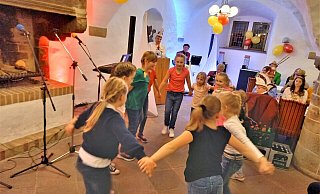 Die Kinder der Minigarde der Nieheimer Karnevalsgesellschaft tanzen im Rathauskeller. Foto: NKG - NKG Die Kinder der Minigarde der Nieheimer Karnevalsgesellschaft tanzen im Rathauskeller. Foto: NKG - NKG