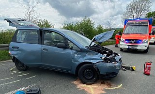 An dem Auto entstand Totalschaden. - Feuerwehr Höxter An dem Auto entstand Totalschaden. - Feuerwehr Höxter
