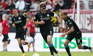 Arminia Bielefelds Kapitän Fabian Klos trieb seine Mannschaft auch im Fritz-Walter-Stadion von Kaiserslautern nach vorn. - IMAGO/Thomas Frey Arminia Bielefelds Kapitän Fabian Klos trieb seine Mannschaft auch im Fritz-Walter-Stadion von Kaiserslautern nach vorn. - IMAGO/Thomas Frey