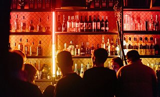 Die Gruppen der jungen Wirtschaftsstudenten sollten von Kneipe zu Kneipe ziehen und dabei mehrere Aufgaben lösen. Einige sexuell aufgeladen. Manche gingen zu weit, sagen Kritiker. - Symbolfoto: Unsplash Die Gruppen der jungen Wirtschaftsstudenten sollten von Kneipe zu Kneipe ziehen und dabei mehrere Aufgaben lösen. Einige sexuell aufgeladen. Manche gingen zu weit, sagen Kritiker. - Symbolfoto: Unsplash