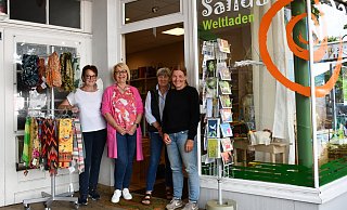 Margret Hansel (v.l.), Barbara Firus, Renate Söder und Ina Hansel vom Salida Verein freuen sich, den Laden in der Bahnhofstraße länger öffnen zu können. - Louisa Kohnert Margret Hansel (v.l.), Barbara Firus, Renate Söder und Ina Hansel vom Salida Verein freuen sich, den Laden in der Bahnhofstraße länger öffnen zu können. - Louisa Kohnert