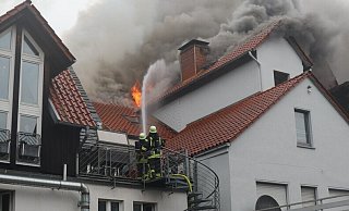 Die Feuerwehr löscht von beiden Seiten das Feuer, das sich in einem Döner-Imbiss an der Westerbachstraße in Höxter entwickelt hat. - Polizei Höxter Die Feuerwehr löscht von beiden Seiten das Feuer, das sich in einem Döner-Imbiss an der Westerbachstraße in Höxter entwickelt hat. - Polizei Höxter