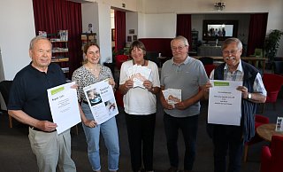 Günter Willig, Meike Lohmeier, Irene Esser, Günter Minuth und Egon Schewe freuen sich auf viele Besucherinnen und Besucher beim "Tag der Dritten Orte" im Löhner Bahnhof. - Judith Gladow Günter Willig, Meike Lohmeier, Irene Esser, Günter Minuth und Egon Schewe freuen sich auf viele Besucherinnen und Besucher beim "Tag der Dritten Orte" im Löhner Bahnhof. - Judith Gladow