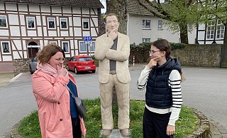 Schülerinnen nehmen den Alltagsmenschen Der Denker in ihre Mitte. - Stadt Höxter Schülerinnen nehmen den Alltagsmenschen Der Denker in ihre Mitte. - Stadt Höxter