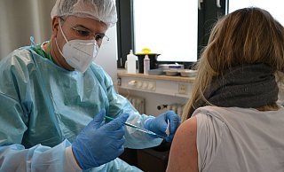 Nicht bei allen Geimpften wird die Ansteckung verhindert, aber die Verläufe werden stark abgeschwächt. Das sei aktuell das Wichtigste, auch um die Krankenhäuser zu entlasten, so die Experten. - Susanne Barth Nicht bei allen Geimpften wird die Ansteckung verhindert, aber die Verläufe werden stark abgeschwächt. Das sei aktuell das Wichtigste, auch um die Krankenhäuser zu entlasten, so die Experten. - Susanne Barth