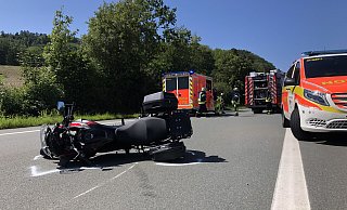 Das Motorrad der Marke Suzuki wurde bei dem Unfall beschädigt. Der Fahrer sowie seine Beifahrerin kamen schwer verletzt ins Krankenhaus. - Nicole Fischer Das Motorrad der Marke Suzuki wurde bei dem Unfall beschädigt. Der Fahrer sowie seine Beifahrerin kamen schwer verletzt ins Krankenhaus. - Nicole Fischer