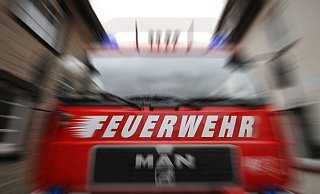 Die Feuerwehr hat den Brand des Lkw-Anhängers schnell im Griff. - Symbolfoto: David Schellenberg Die Feuerwehr hat den Brand des Lkw-Anhängers schnell im Griff. - Symbolfoto: David Schellenberg
