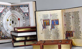 Ein Rentner aus Bad Oeynhausen hat von einem 29-jährigen Handelsvertreter für 28.500 Euro den Nachdruck (Faksimile) eines reich verzierten Alchemie-Buches gekauft und fühlt sich betrogen. Unser Foto zeigt andere Nachdrucke. - Barbara Franke Ein Rentner aus Bad Oeynhausen hat von einem 29-jährigen Handelsvertreter für 28.500 Euro den Nachdruck (Faksimile) eines reich verzierten Alchemie-Buches gekauft und fühlt sich betrogen. Unser Foto zeigt andere Nachdrucke. - Barbara Franke