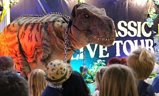 Mit dem großen T-Rex können die Kinder auch auf Tuchfühlung gehen. - Jurassic Live Tour Mit dem großen T-Rex können die Kinder auch auf Tuchfühlung gehen. - Jurassic Live Tour