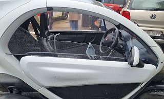 Der Fahrer wurde bei dem Aufprall aus diesem Seitenfenster seines Renault Twizy geschleudert. - Polizei Der Fahrer wurde bei dem Aufprall aus diesem Seitenfenster seines Renault Twizy geschleudert. - Polizei