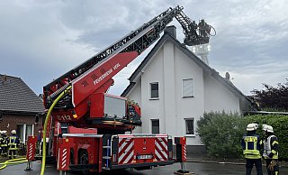 Von zwei Seiten und mit zwei Drehleitern bekämpft die Feuerwehr den Dachstuhlbrand in den Allensteiner Straße in Sürenheide. - Matthias Gans Von zwei Seiten und mit zwei Drehleitern bekämpft die Feuerwehr den Dachstuhlbrand in den Allensteiner Straße in Sürenheide. - Matthias Gans