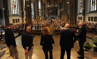 Rund 700 Menschen waren zum Bürgerdialog wegen der Schließung des Krankenhauses in die Ostercappelner Lambertuskirche gekommen. Längst nicht alle Zuhörer fanden Platz im Gotteshaus, viele hörten vor den geöffneten Kirchentüren den Redebeiträgen zu. - Joern Spreen-Ledebur Rund 700 Menschen waren zum Bürgerdialog wegen der Schließung des Krankenhauses in die Ostercappelner Lambertuskirche gekommen. Längst nicht alle Zuhörer fanden Platz im Gotteshaus, viele hörten vor den geöffneten Kirchentüren den Redebeiträgen zu. - Joern Spreen-Ledebur