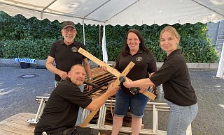 Hans-Walter (v. l.) und Björn Holthaus sowie Tanja Horstmann und Jana Hoffmeister und viele andere haben noch eine Menge zu tun bis zum Fest. - Dirk Windmöller Hans-Walter (v. l.) und Björn Holthaus sowie Tanja Horstmann und Jana Hoffmeister und viele andere haben noch eine Menge zu tun bis zum Fest. - Dirk Windmöller