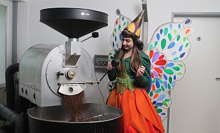 Holli und die Kaffeemühle in der Rösterei von H2R. - LGS Holli und die Kaffeemühle in der Rösterei von H2R. - LGS