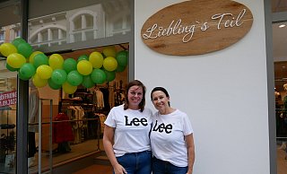 Nadine Güse und Heinke Grundmann betreiben gemeinsam das Modegeschäft "Liebling's Teil" in der Herforder Innenstadt. - Sonja Vollmer Nadine Güse und Heinke Grundmann betreiben gemeinsam das Modegeschäft "Liebling's Teil" in der Herforder Innenstadt. - Sonja Vollmer