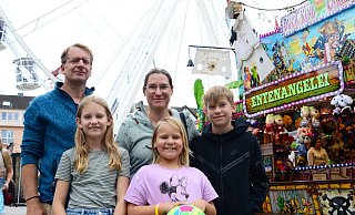 Christoph und Anke Stelte sind mit ihren drei Kindern Keela (10), Lola (8) und Neal (13) auf dem Liboriberg unterwegs. "Man überlegt schon genau, wofür man das Geld ausgibt", sagt die Familie. - Lena Henning Christoph und Anke Stelte sind mit ihren drei Kindern Keela (10), Lola (8) und Neal (13) auf dem Liboriberg unterwegs. "Man überlegt schon genau, wofür man das Geld ausgibt", sagt die Familie. - Lena Henning