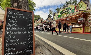 3,50 Euro kostet eine kleine Cola an diesem Stand auf dem Liboriberg. Für 100 Gramm gebrannte Mandeln bezahlt man an den meisten Ständen inzwischen vier Euro. - Lena Henning 3,50 Euro kostet eine kleine Cola an diesem Stand auf dem Liboriberg. Für 100 Gramm gebrannte Mandeln bezahlt man an den meisten Ständen inzwischen vier Euro. - Lena Henning