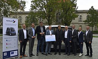 An der Übergabe der Fördermittelbescheide mit Bundeswirtschaftsminister Robert Habeck (Mitte) nahmen teil: (v.l.) Thorsten Marten (Universität), CDU-Bundestagsabgeordneter Carsten Linnemann, der Parlamentarische Staatssekretär Michael Kellner, Konsortialführer Marcus Zwick (Inyo Mobility), Landrat Christoph Rüther, Jonathan Behm (Neue Mobilität), Cristina Brandtstetter (Fiware Foundation) und Projektinitiator Thomas Tröster (Universität). - BMWK/Andreas Mertens An der Übergabe der Fördermittelbescheide mit Bundeswirtschaftsminister Robert Habeck (Mitte) nahmen teil: (v.l.) Thorsten Marten (Universität), CDU-Bundestagsabgeordneter Carsten Linnemann, der Parlamentarische Staatssekretär Michael Kellner, Konsortialführer Marcus Zwick (Inyo Mobility), Landrat Christoph Rüther, Jonathan Behm (Neue Mobilität), Cristina Brandtstetter (Fiware Foundation) und Projektinitiator Thomas Tröster (Universität). - BMWK/Andreas Mertens