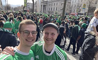 Feiern das Leben - und ihre Spende: Leander (l.) und Hendrik Pieres beim St. Patricks Day in Irland. - Privat Feiern das Leben - und ihre Spende: Leander (l.) und Hendrik Pieres beim St. Patricks Day in Irland. - Privat