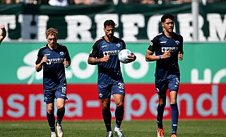 Luca Herrmann (v.l.), Adriano Grimaldi und Santiago Castaneda haben einen Punkt und den Ball im Gepäck. - Jens Niering Luca Herrmann (v.l.), Adriano Grimaldi und Santiago Castaneda haben einen Punkt und den Ball im Gepäck. - Jens Niering